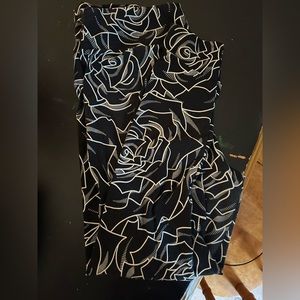 Lularoe black with white flower outline tc2